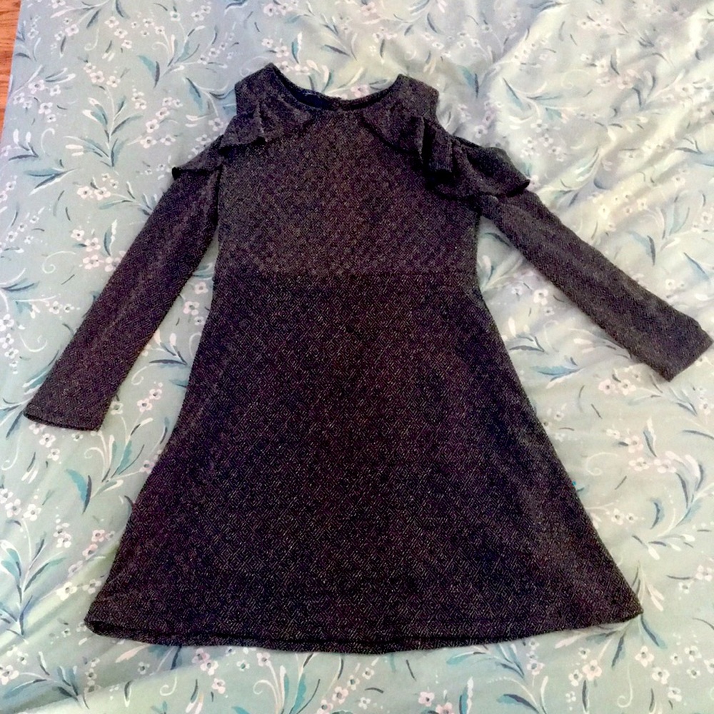 (Kids) Gold shimmery dress with ruffled sleeves